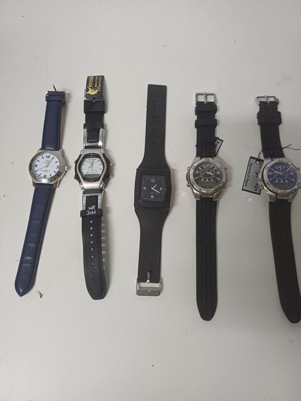 Lote de 5 Relojes: 4 con Malla Negra y 1 Azul
