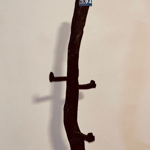 Perchero Rústico de Madera con Base de Hierro y 3 Ganchos - imagen 3