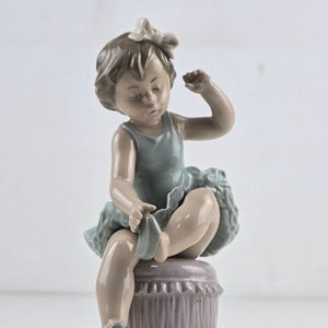 Lote siguiente: Figura de Porcelana Lladró Niña Bailarina Sentada
