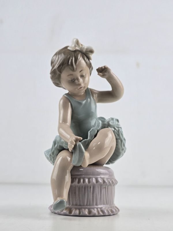 Figura de Porcelana Lladró Niña Bailarina Sentada