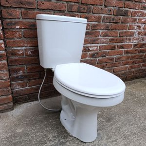 Inodoro Blanco con Cisterna Mochila en Funcionamiento - imagen 4