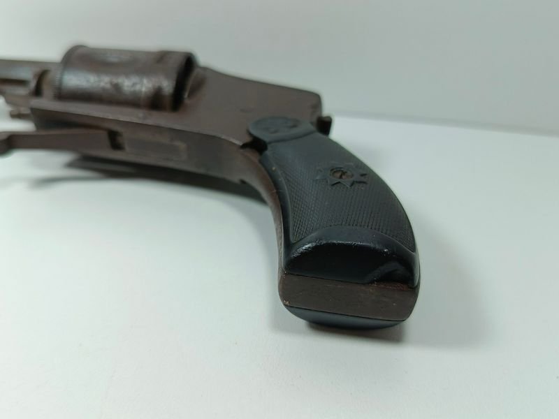 Pistola antigua belga Vellodog con cachas en baquelita - imagen 2