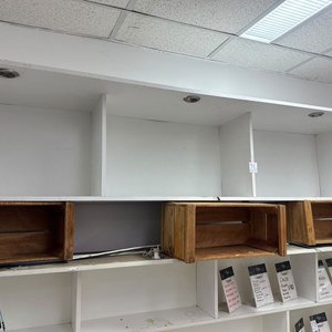 Estantería Aérea Blanca con Compartimentos y Cajas de Madera - imagen 2