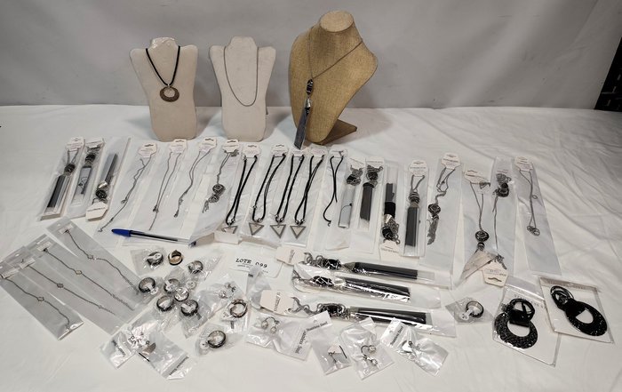Lote de 50 Piezas de Joyería Nueva en Acero Quirúrgico: Collares, Aretes y Pulseras