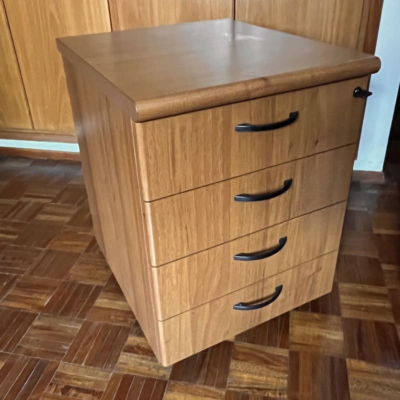Escritorio y mueble cajonero de madera con cerradura - imagen 12