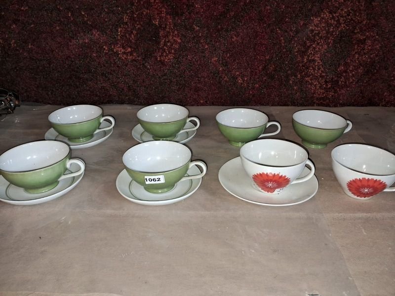 Lote siguiente: Tazas de té y platillos de porcelana