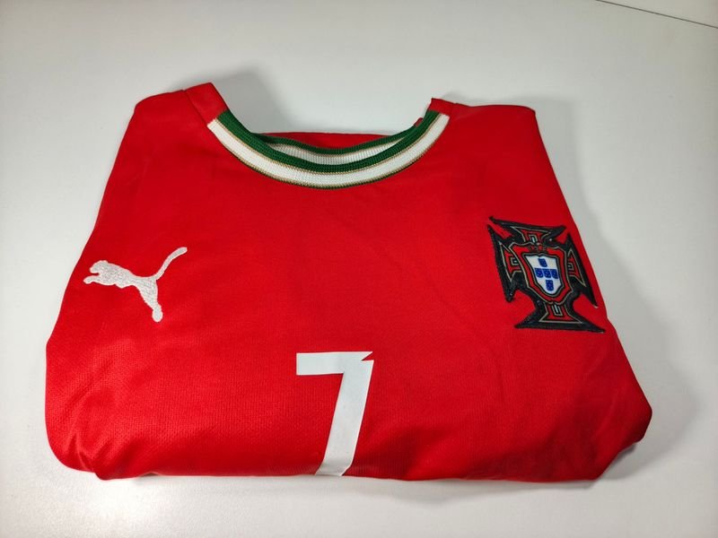 Lote anterior: Camiseta oficial de Portugal con Puma y número 7 de Cristiano Ronaldo