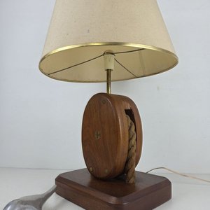 Lámpara Rústica de Madera con Polea y Cuerda - imagen 4