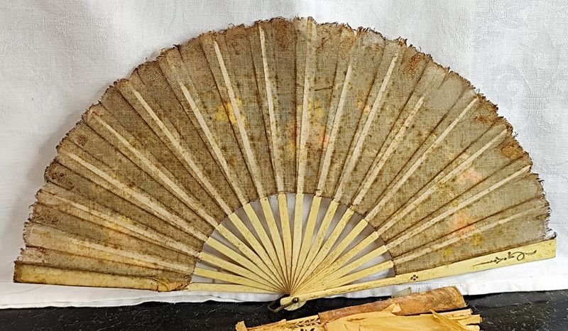 Antiguo abanico en hueso o similar pintado a mano con detalles lógicos por su edad - imagen 5