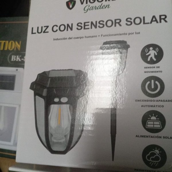 Linterna LED Solar con Sensor de Movimiento y Encendido Automático