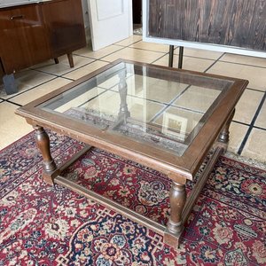 Mesa de Centro Cuadrada con Tapa de Vidrio y Patas Torneadas - imagen 3