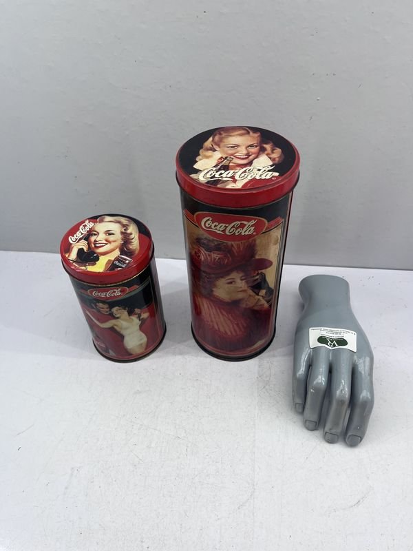 Lote de 2 Latas Coca-Cola Vintage con Diseño de Mujer - imagen 1