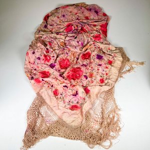Mantón de seda bordado y decorado ,con flecos - imagen 2