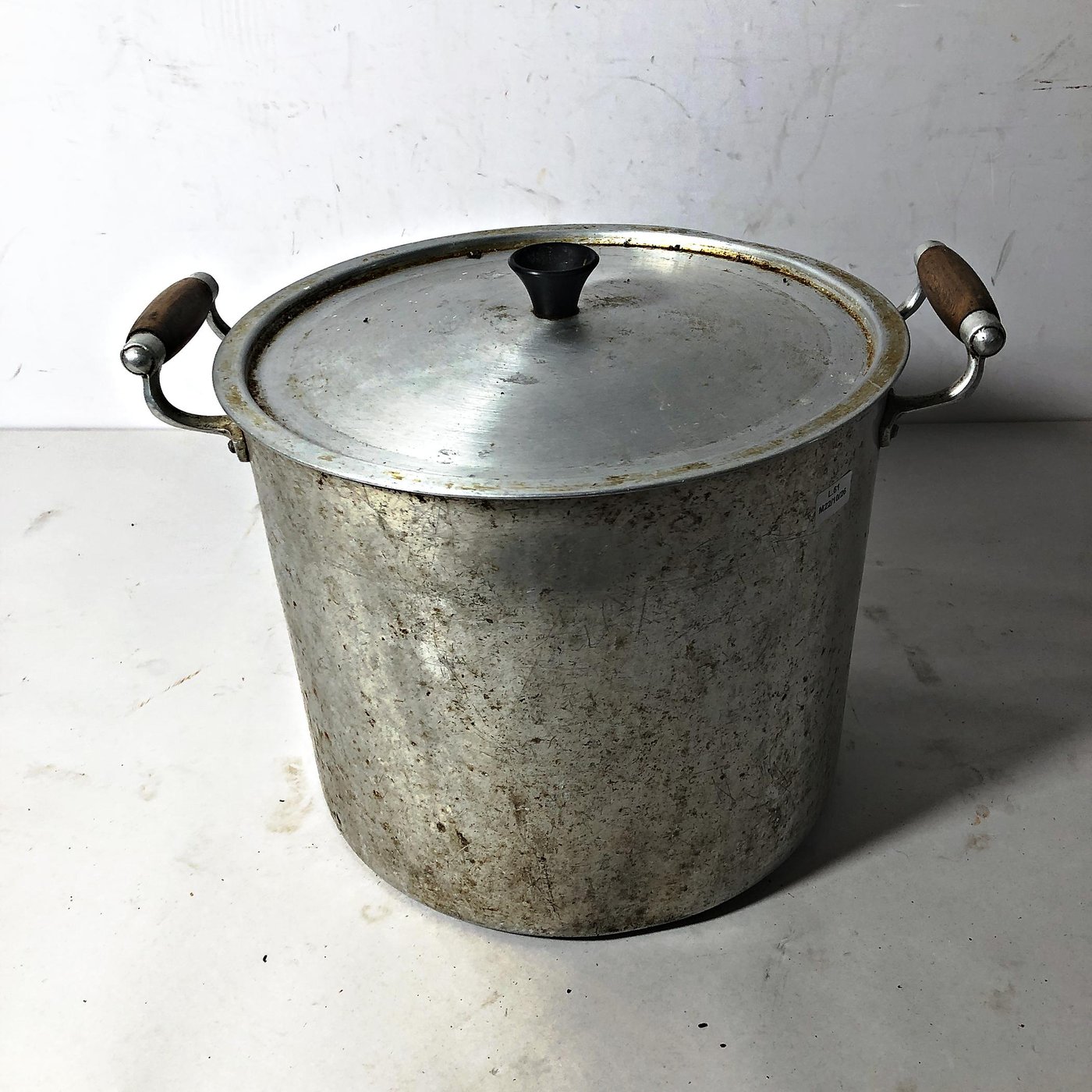 Olla Grande de Aluminio con Tapa y Asas de Madera - 30 cm Diámetro