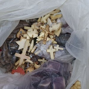 Lote de Componentes para Bijouterie Artesanal: Brazaletes, Dijes y Piezas Varias - imagen 9
