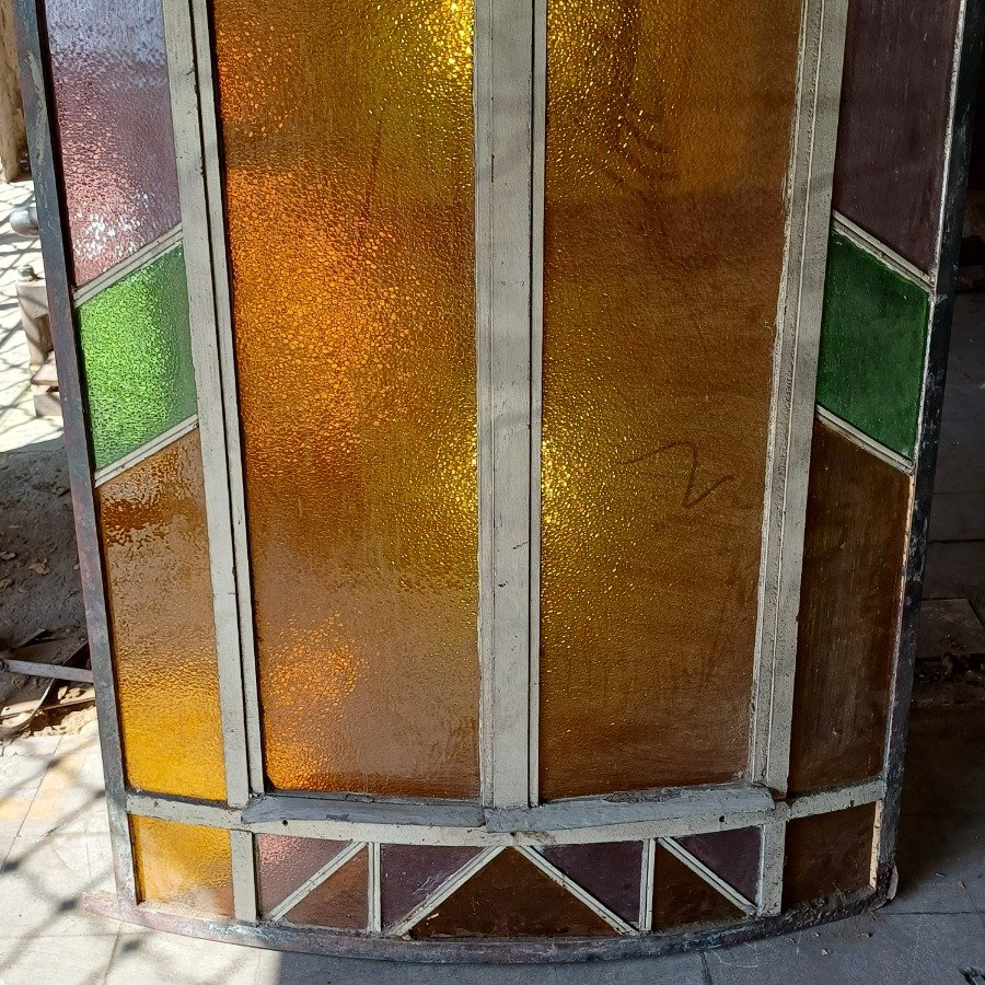Ventana antigua curva con vidrio fantasía de colores - imagen 4