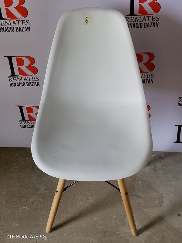 Silla de comedor blanca de plástico y madera - imagen 1