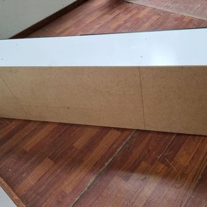 Mueble Aéreo Moderno Blanco con Puertas Oscuras y Estante Central - imagen 3