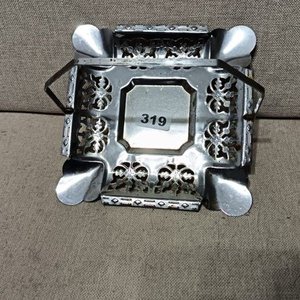 Lote siguiente: Cenicero Metálico Cuadrado con Asas y Decoración Calada
