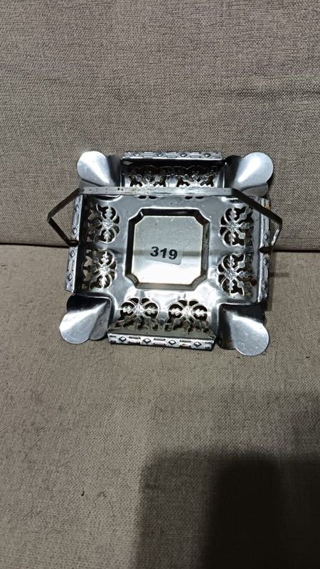 Cenicero Metálico Cuadrado con Asas y Decoración Calada