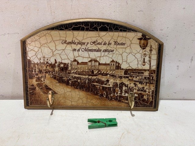 Perchero Decorativo con Imagen Antigua de Montevideo