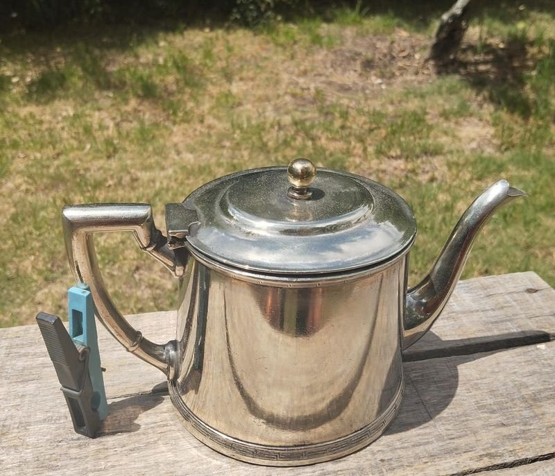 Tetera de metal con diseño antiguo - imagen 4