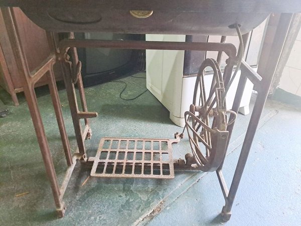 Maquina de coser a pedal antigua en excelente estado - imagen 4