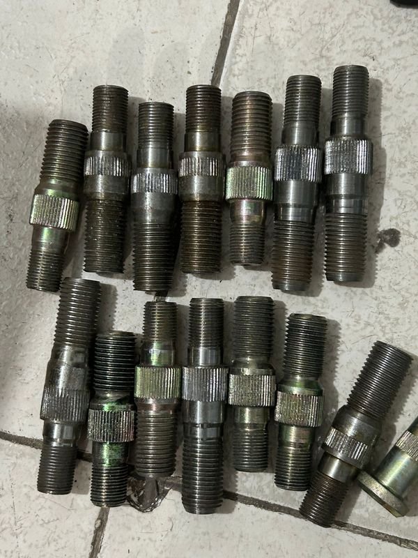 Lote de Tornillos para Rueda de Camión y Carro