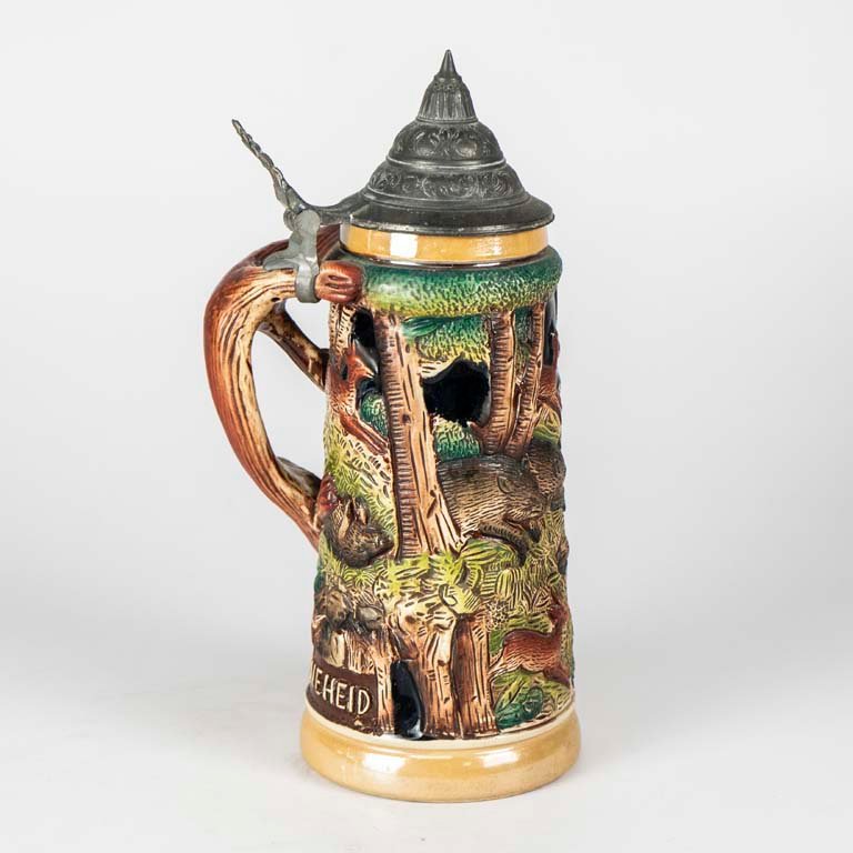 Jarra de cerveza cerámica con escenas en relieve y asa con figura zorro y tapa de peltre - imagen 2