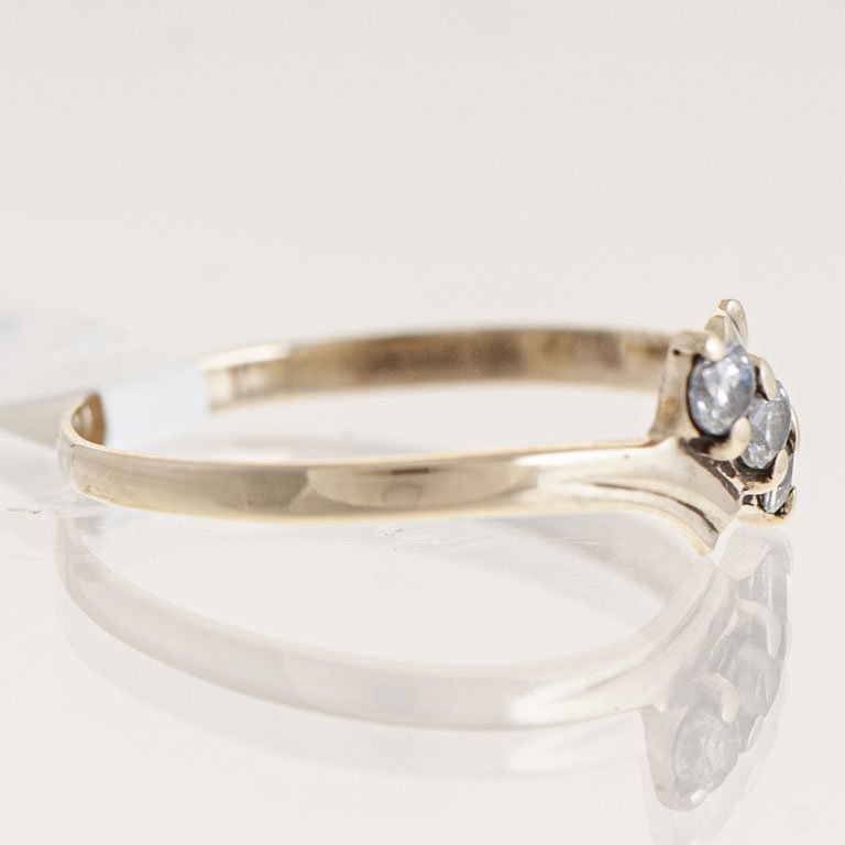 Anillo de oro con tres diamantes - imagen 2