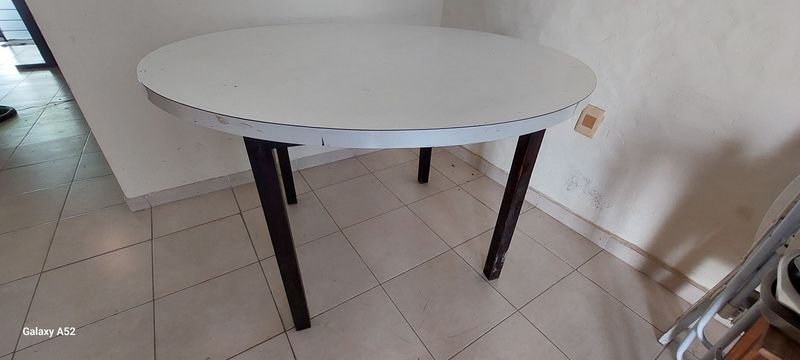Mesa de comedor circular con patas metálicas - imagen 3