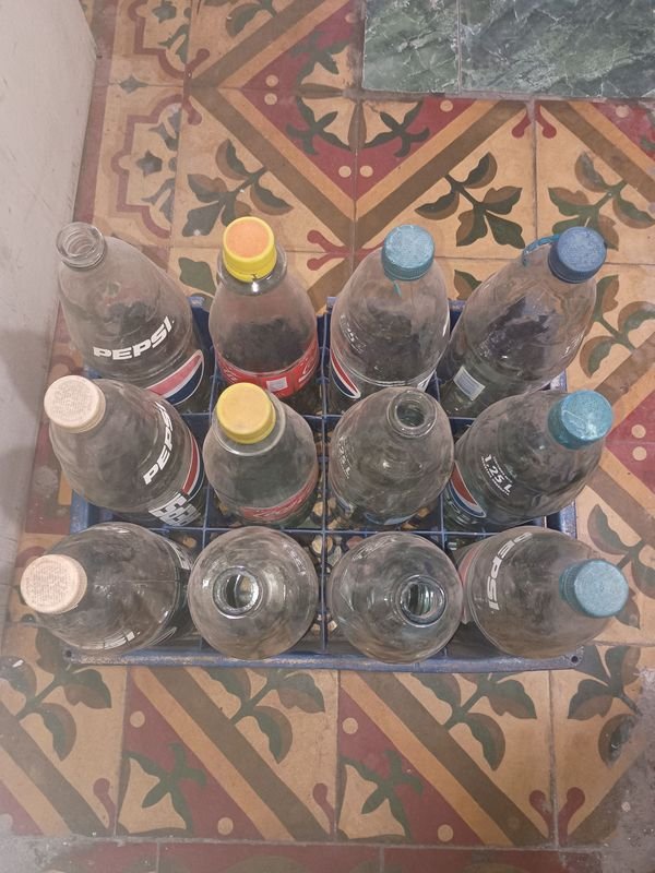 Cajones con envases de vidrio para almacenamiento
