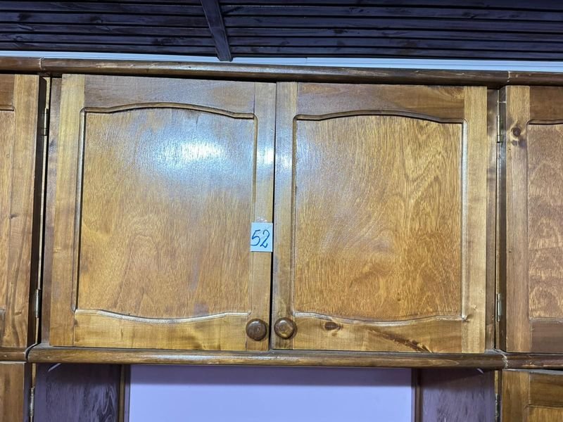 Lote anterior: Mueble de madera con puertas cerradas