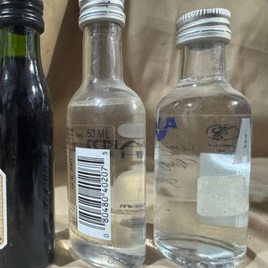 Lote de Mini Botellas de Licores Varios: Fernet Branca, Bacardi Peach, Absolut Vodka - imagen 2