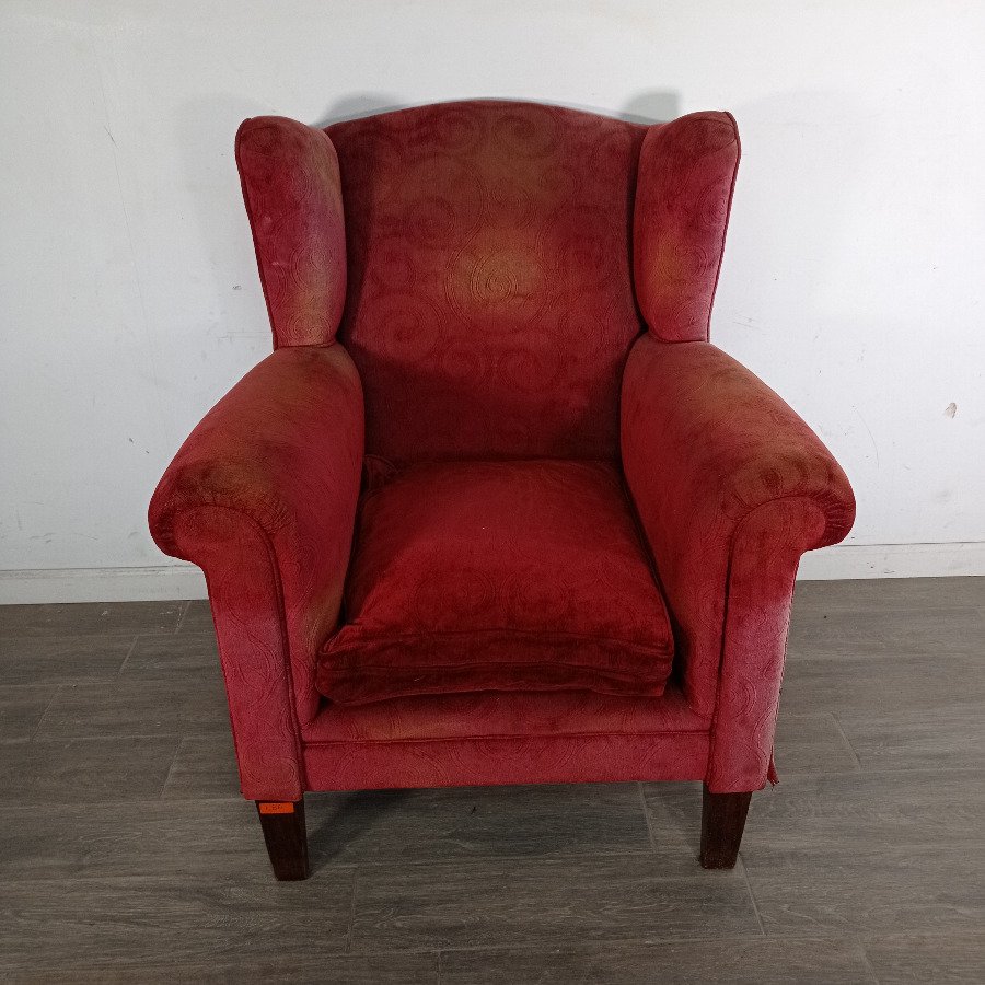 Sillón Berger Rojo con Tapizado Desgastado por el Sol