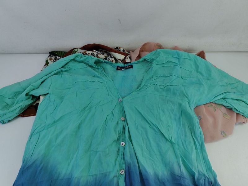 Vestidos y Salto de Cama de Dama en Buen Estado - imagen 2