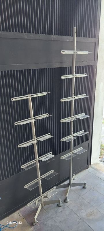 Lote anterior: Par de estantes en metal y acrílico para hogar
