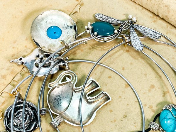 Colección de joyas en estuche negro - imagen 3