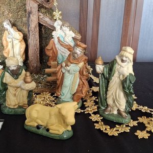 Pesebre Navideño con Establo de Madera y Figuras de Porcelana - imagen 3