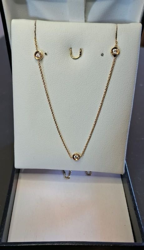 Lote anterior: Gargantilla de oro 18k con cadena larga y piedras de buena calidad