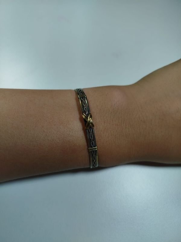 Pulsera ajustable en plata con detalles dorados - imagen 3