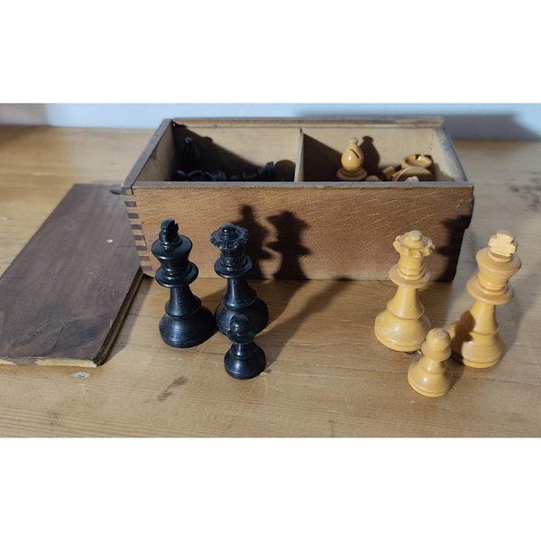 Cajita de Madera con Juego Completo de Piezas de Ajedrez
