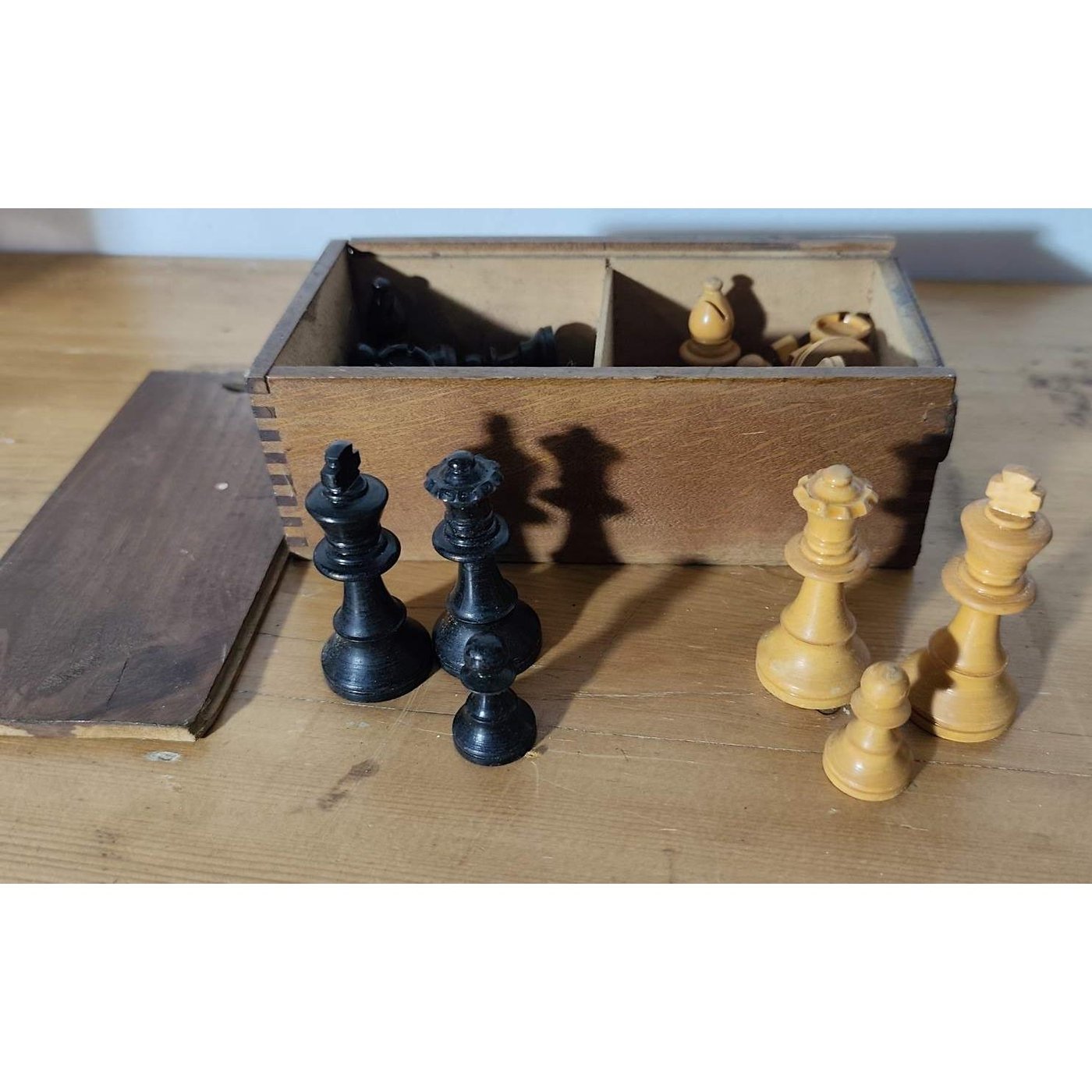 Cajita de Madera con Juego Completo de Piezas de Ajedrez
