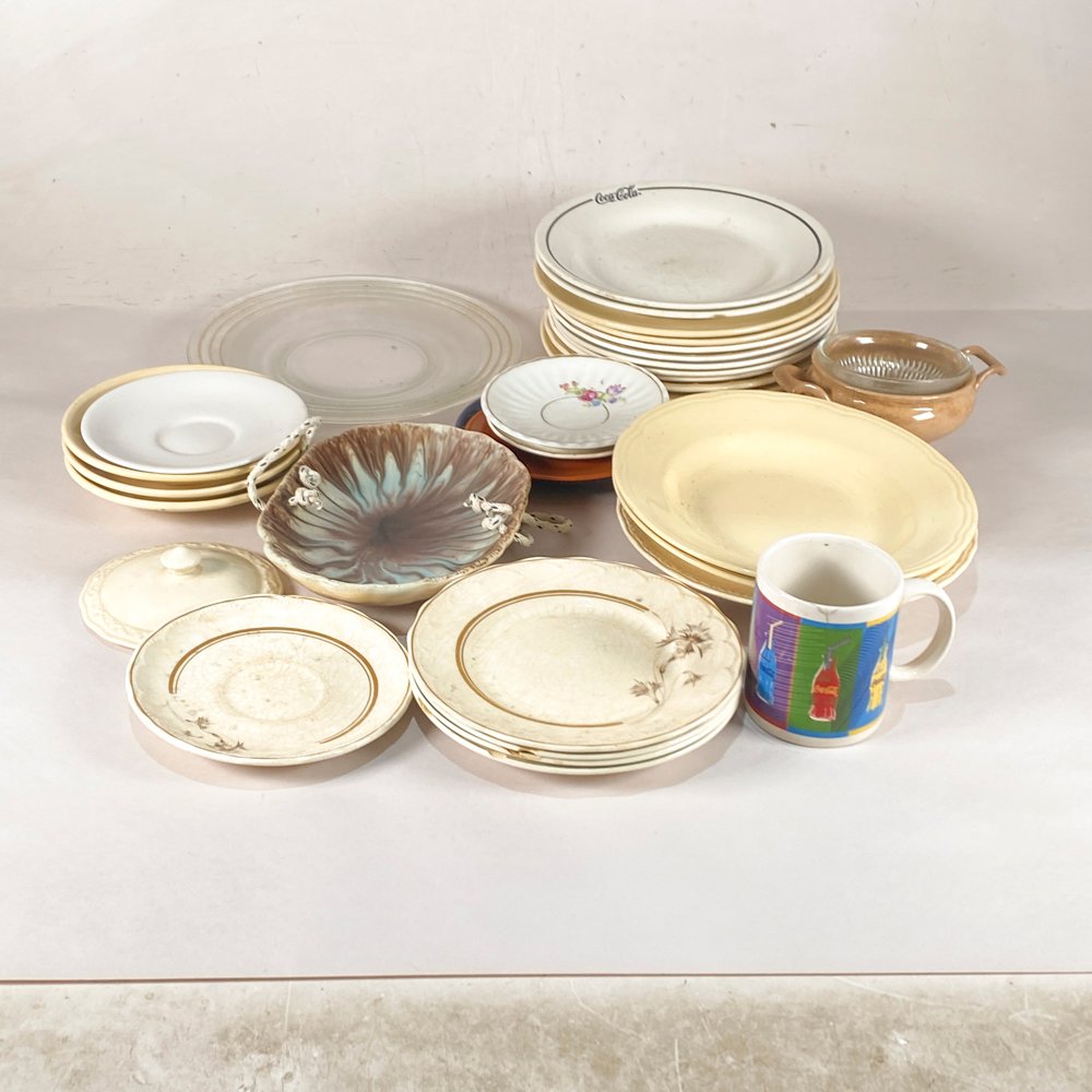 Lote Variado de Platos, Recipientes y Taza Coca-Cola