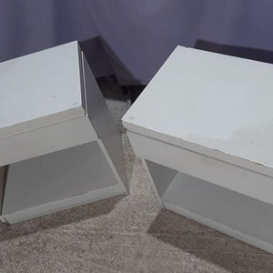Juego de 2 Mesas de Luz Blancas de Madera con Cajón y Estante - imagen 2
