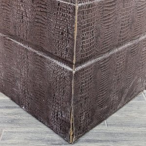 Pedestal Tapizado Imitación Reptil con Tapa de Mármol - imagen 6