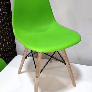 Juego de Comedor Eames: Mesa Blanca Laqueada 120x80 con 4 Sillas Verdes Patas de Madera - imagen 4