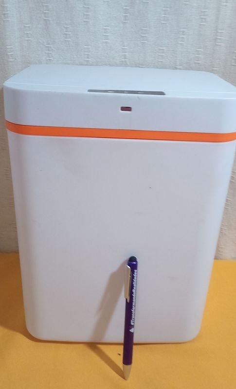 Lote siguiente: Papelera inteligente con pantalla digital y holder de bolígrafo