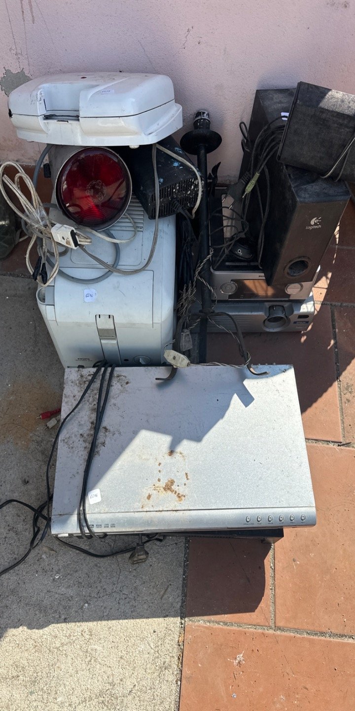 Lote de Varios Aparatos Electrónicos y Accesorios