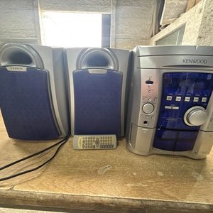 Lote siguiente: Equipo de Sonido Kenwood con Dos Parlantes